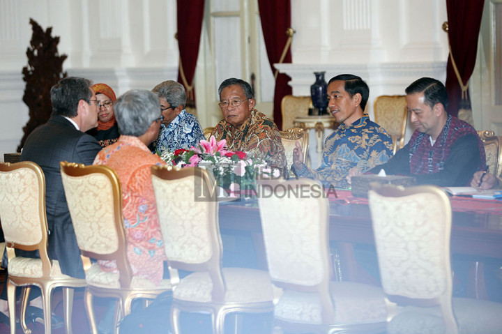 Presiden Joko Widodo berbincang dengan dengan Direktur Jenderal WTO Roberto Azevedo (kiri) didampingi Menko Perekonomian Darmin Nasution (ketiga dari kanan) dan Menteri Perdagangan Thomas Trikasih Lembong (kanan) saat bertemu di Istana Merdeka. 