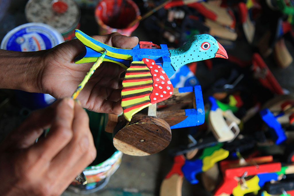 Mainan Tradisional Ramah Lingkungan dari Limbah Kayu