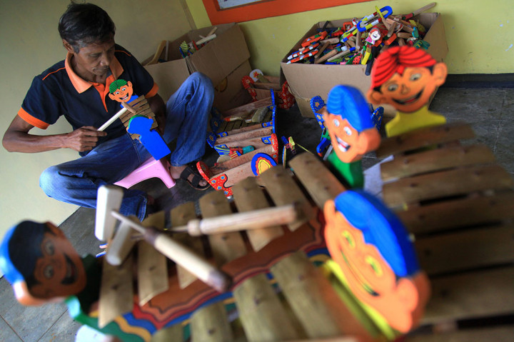 Mainan Tradisional Ramah Lingkungan dari Limbah Kayu