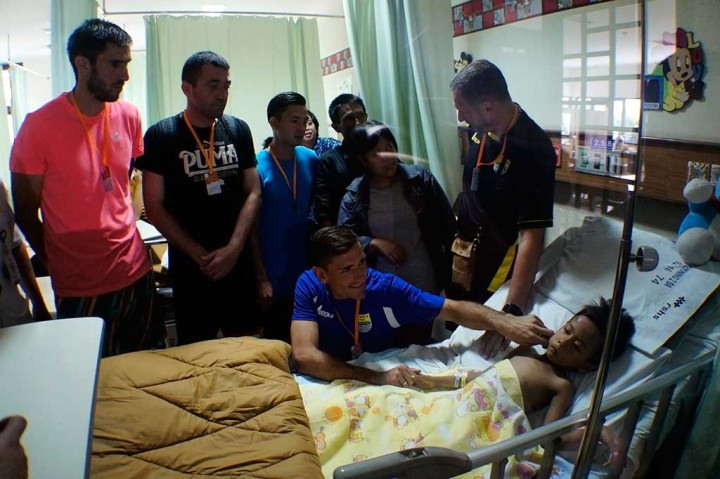   Usai menjalani operasi, kaki kiri Ridho kini harus diamputasi sampai 10 centimeter di atas lutut, sementara pelaku tabrak lari sampai saat belum ditemukan. 