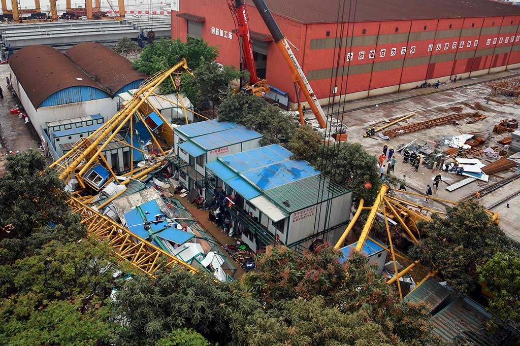 Crane roboh setelah diterpa angin kencang dan menimpa bangunan yang berisi sekitar 139 pekerja di sebuah lokasi konstruksi di Mayong, Dongguang.