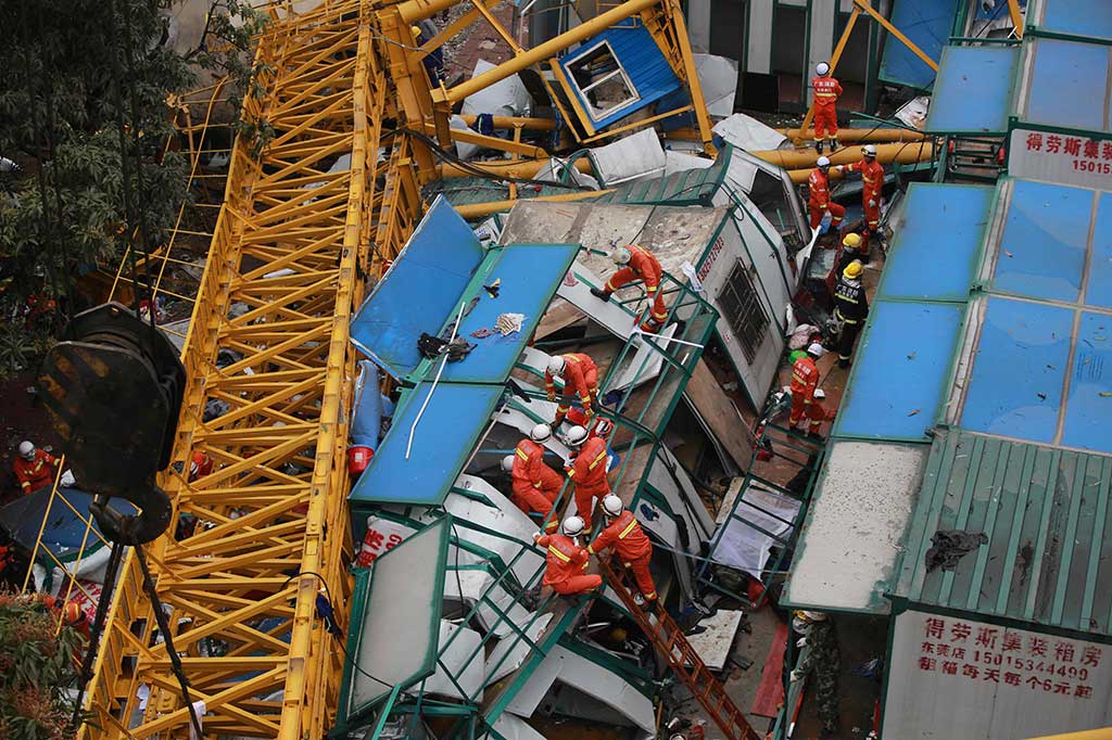 Crane yang rubuh diperkirakan beratnya mencapai 80 ton.