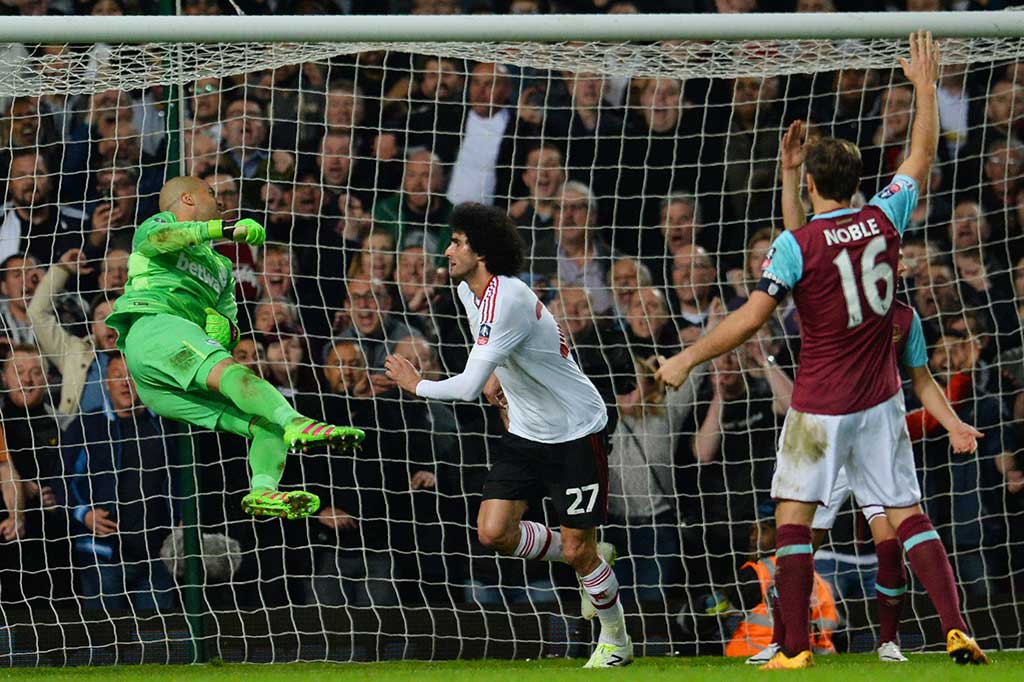 Marouane Fellaini menambah penderitaan West Ham lewat golnya pada menit ke-67. 