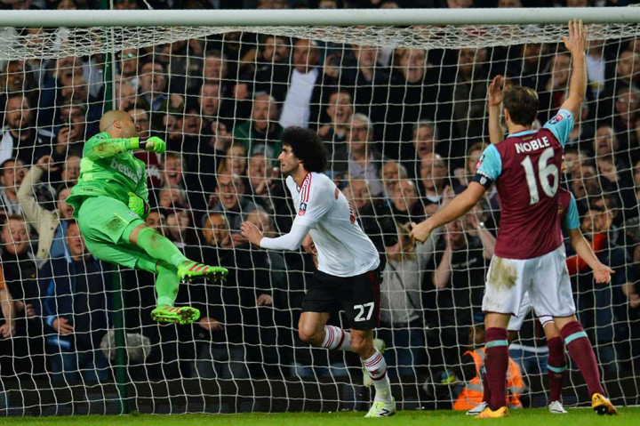 Marouane Fellaini menambah penderitaan West Ham lewat golnya pada menit ke-67. 
