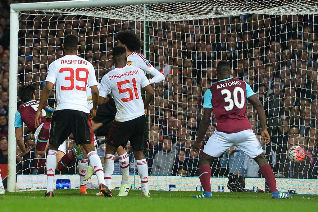 Tandukan James Tomkins memperkecil ketertinggalan West Ham menjadi 1-2 pada menit ke-79.