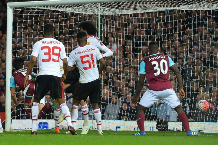 Tandukan James Tomkins memperkecil ketertinggalan West Ham menjadi 1-2 pada menit ke-79.