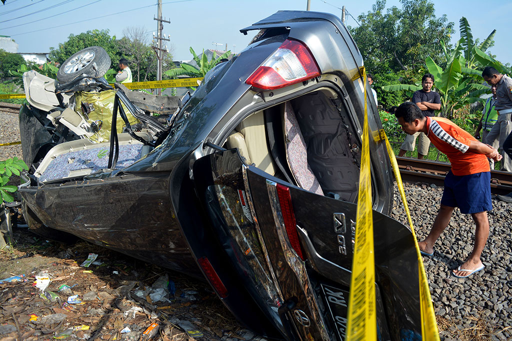 Kereta Tabrak Mobil di Sidoarjo, Empat Orang Tewas