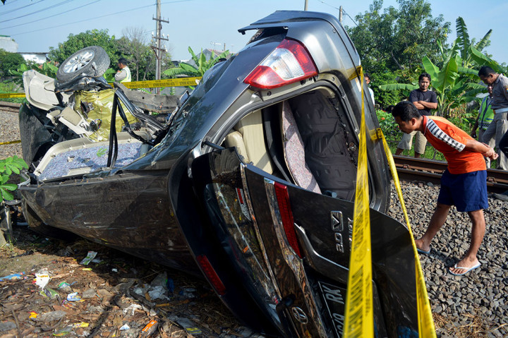 Kereta Tabrak Mobil di Sidoarjo, Empat Orang Tewas