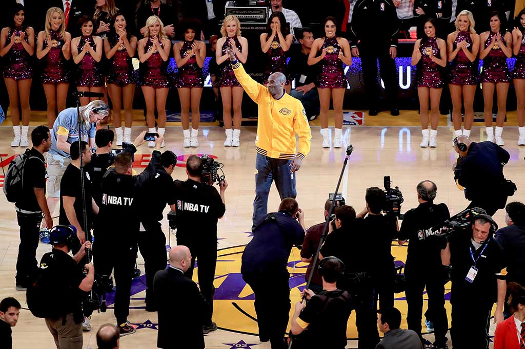 Kobe Bryant mendapat sambutan meriah saat memasuki lapangan di Staples Center, Los Angeles, California.