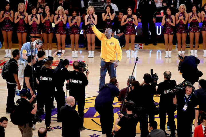 Kobe Bryant mendapat sambutan meriah saat memasuki lapangan di Staples Center, Los Angeles, California.