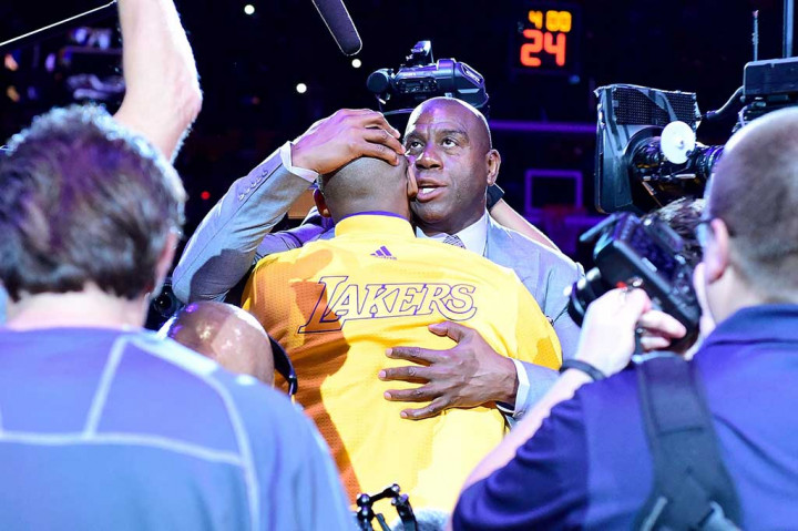 Magic Johnson memeluk Kobe Bryant sebelum laga dimulai