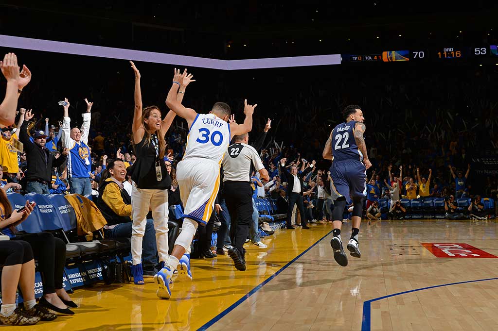 Most Valuable Player NBA Stephen Curry menyelesaikan laga dengan 46 poin, enam rebound, dan enam assist.
