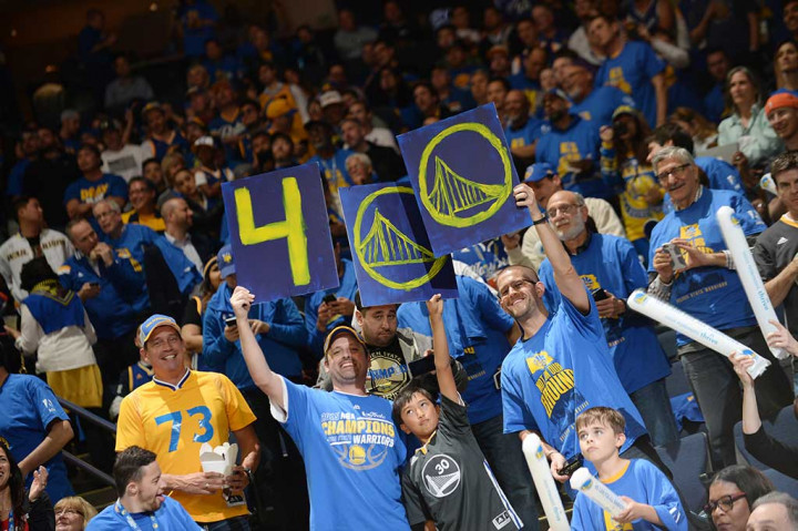 Curry juga jadi pemain pertama yang membuat 400 three point di musim reguler.