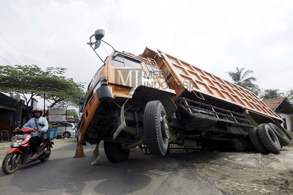 Muatan Berlebih, Truk Pengangkut Pasir Nyaris Terguling
