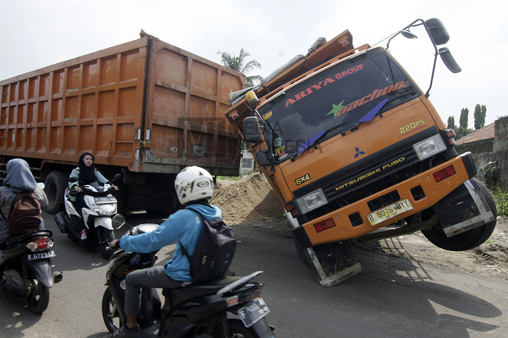 Muatan Berlebih, Truk Pengangkut Pasir Nyaris Terguling