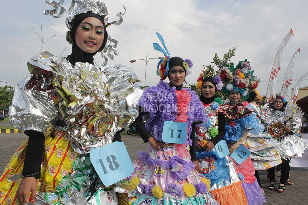 Busana Sampah di Festival Pasuruan