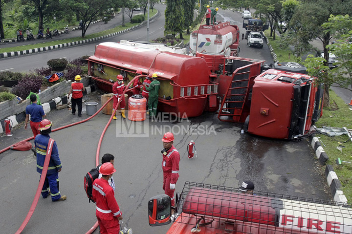 Truk Tangki Pertamina Terguling di Jalan Tegar Beriman