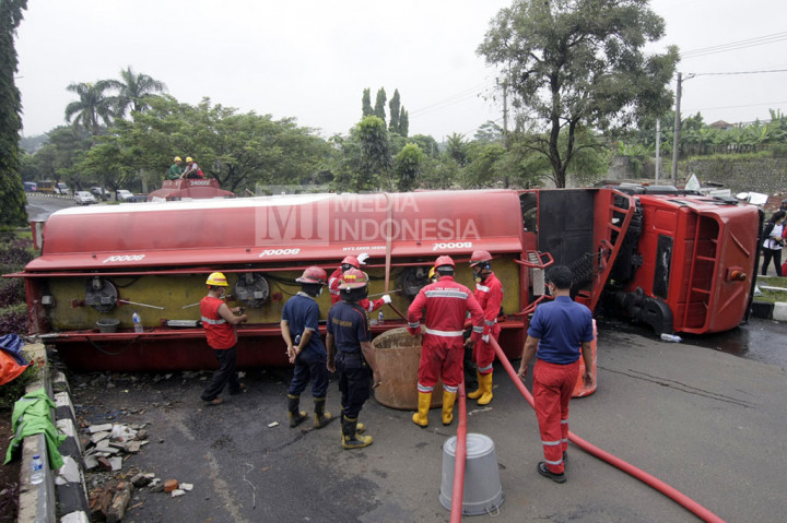 Truk Tangki Pertamina Terguling di Jalan Tegar Beriman