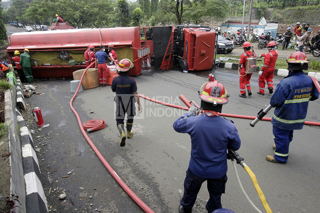 Truk Tangki Pertamina Terguling di Jalan Tegar Beriman
