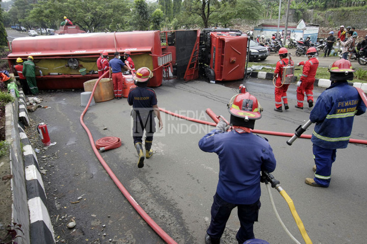 Truk Tangki Pertamina Terguling di Jalan Tegar Beriman