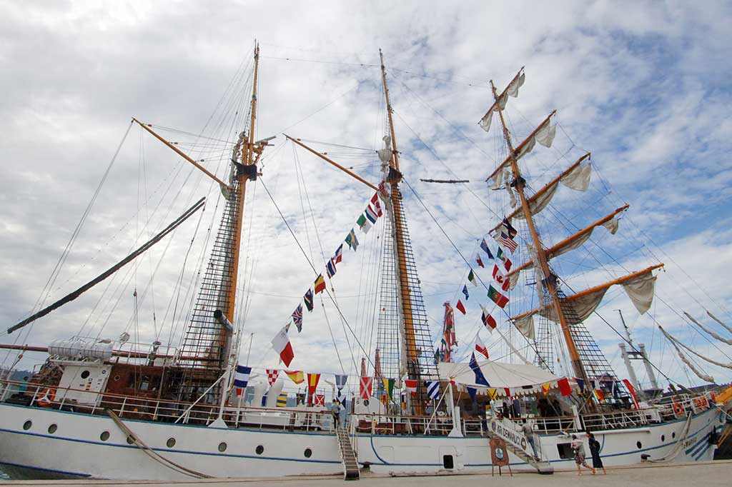 KRI Dewaruci Sandar di Teluk Bayur