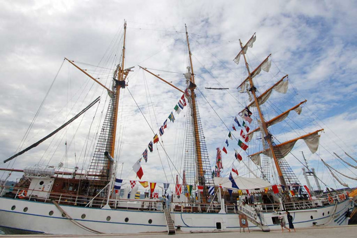 KRI Dewaruci Sandar di Teluk Bayur