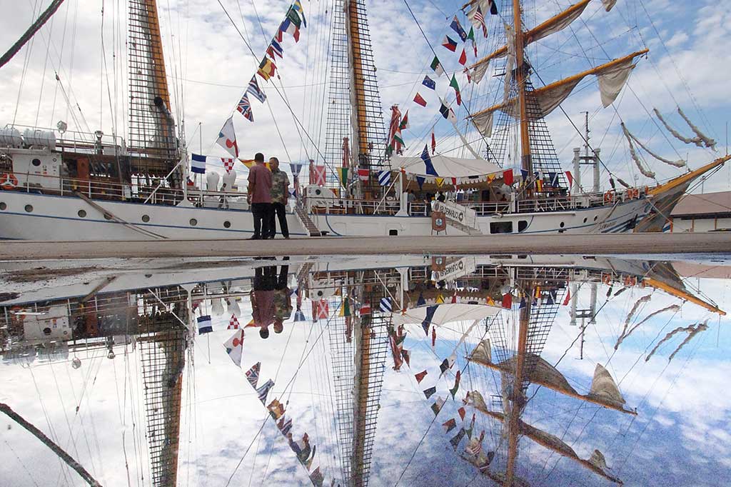 KRI Dewaruci Sandar di Teluk Bayur