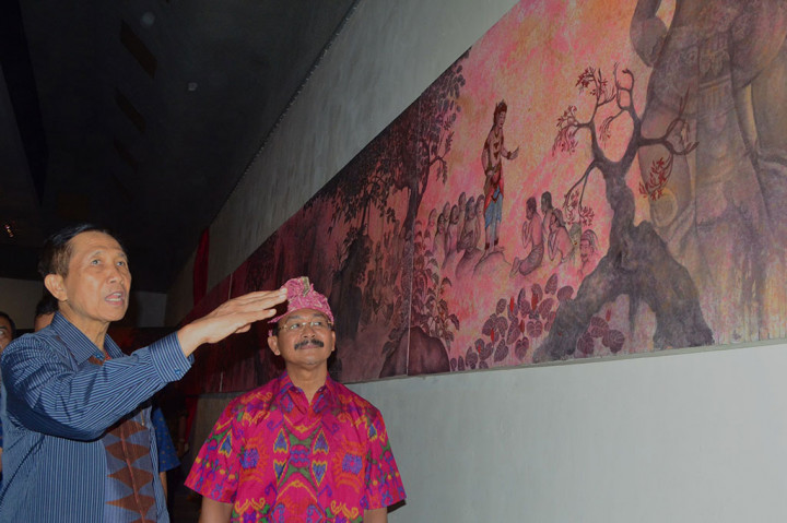 Gubernur Bali Made Mangku Pastika (kiri) mengamati lukisan karya I Ketut Budiana.