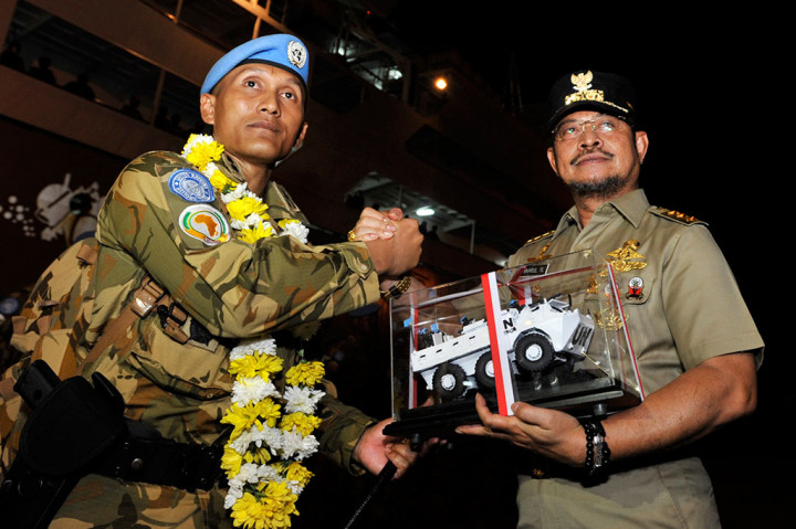 Gubernur Sulsel Syahrul Yasin Limpo (kanan) menerima cendera mata dari Dansatgas Konga XXXV-A/Unamid Letkol Inf Herry Subagyo (kiri).