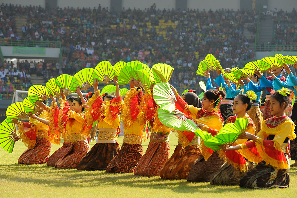 Sejumlah penari putri membawakan tarian kolosal. 