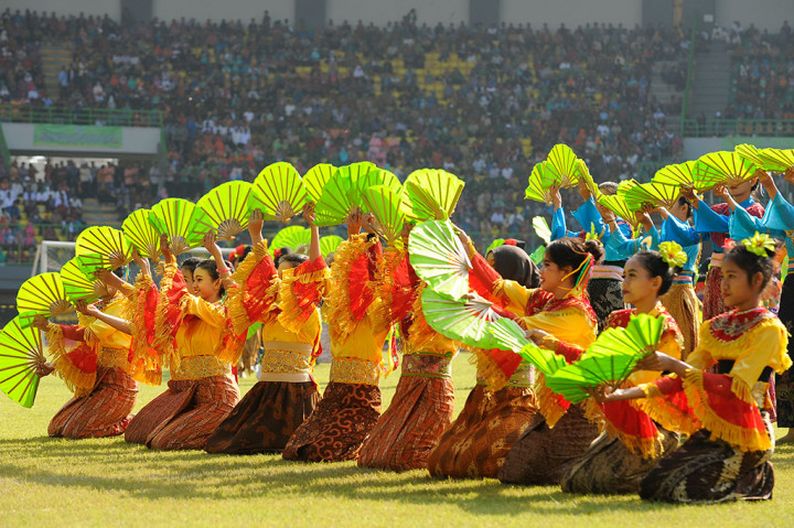 Sejumlah penari putri membawakan tarian kolosal. 