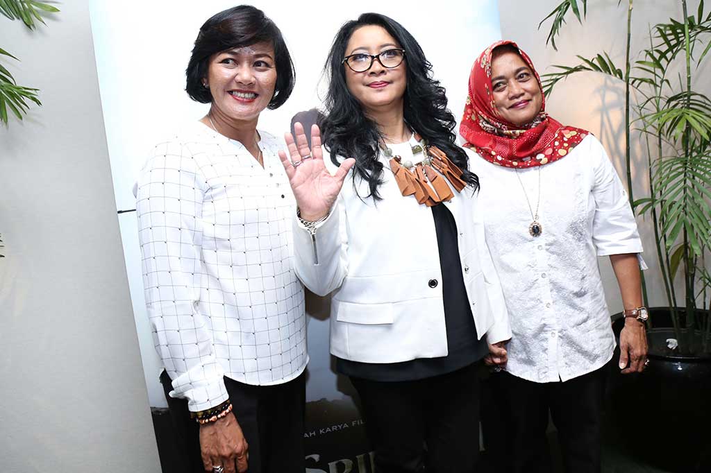 Mantan atlet panah Indonesia (dari kiri) Nurfitriyana, Lilies Handayani, dan Kusuma Wardani.