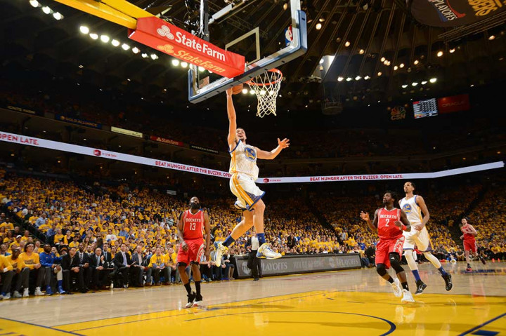 Klay Thompson memimpin perolehan poin Warriors dengan 34 poin.