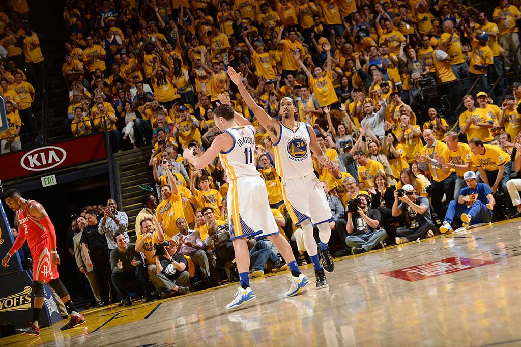 Klay Thompson meluapkan kegembiraannya bersama Shaun Livingston.