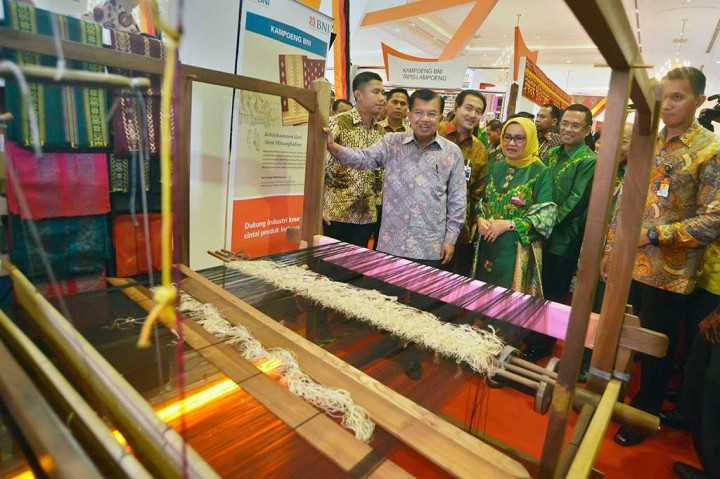 Wapres Jusuf Kalla didampingi Ny Mufidah Jusuf Kalla (ketiga kanan), Menteri Perindustrian Saleh Husin (kedua kanan), Wadirut BNI Suprajanto (ketiga kiri) meninjau pembuatan kain tenun pada pameran Inacraft 2016.