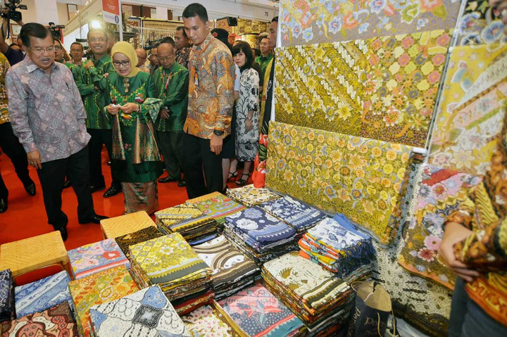 Wapres didampingi Ny Mufidah Jusuf Kalla (kedua kiri) dan Saleh Husin  mengamati kain batik pada pameran Inacraft 2016.