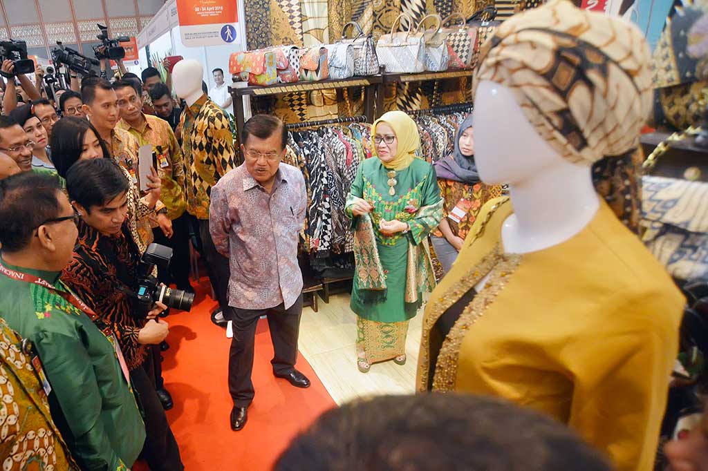 Wapres didampingi Ny Mufidah Jusuf Kalla meninjau stan kain batik pada pameran Inacraft 2016.