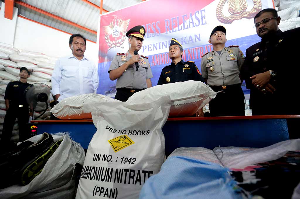 Kapolda Kepulauan Riau Brigjen Pol Sam Budigusdian (kedua kiri) bersama Plt Gubernur Kepulauan Riau Nurdin Basirun (kiri) dan Kakanwil Direktorat Jendral Bea dan Cukai Khusus Kepulauan Riau Parjiya (ketiga kiri) menunjukkan hasil tangkapan berupa ammonium nitrat.