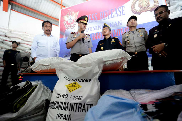 Kapolda Kepulauan Riau Brigjen Pol Sam Budigusdian (kedua kiri) bersama Plt Gubernur Kepulauan Riau Nurdin Basirun (kiri) dan Kakanwil Direktorat Jendral Bea dan Cukai Khusus Kepulauan Riau Parjiya (ketiga kiri) menunjukkan hasil tangkapan berupa ammonium nitrat.