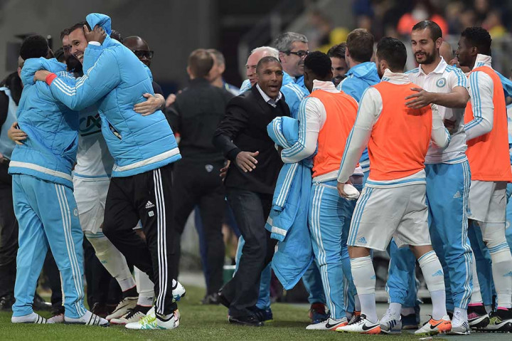 Pelatih sementara Marseille Franck Passi (tengah) menyambut gembira kemenangan timnya. Klub tersebut sebelumnya telah memecat pelatih Michel pada Selasa (19/4/2016). 