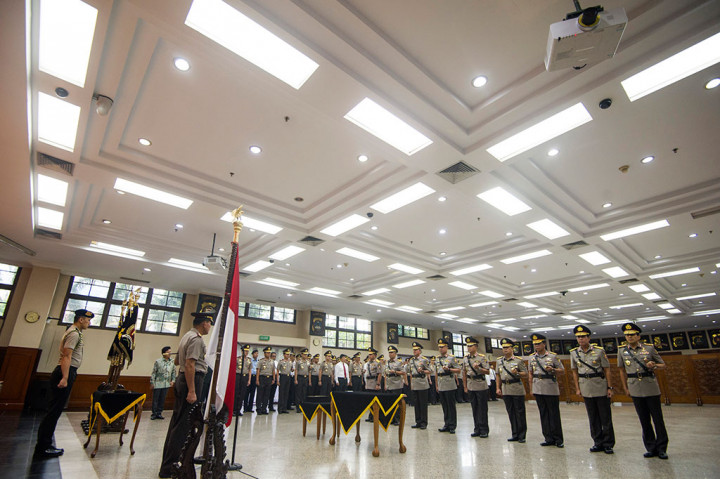 Para Pati Polri mengikuti upacara sertijab.