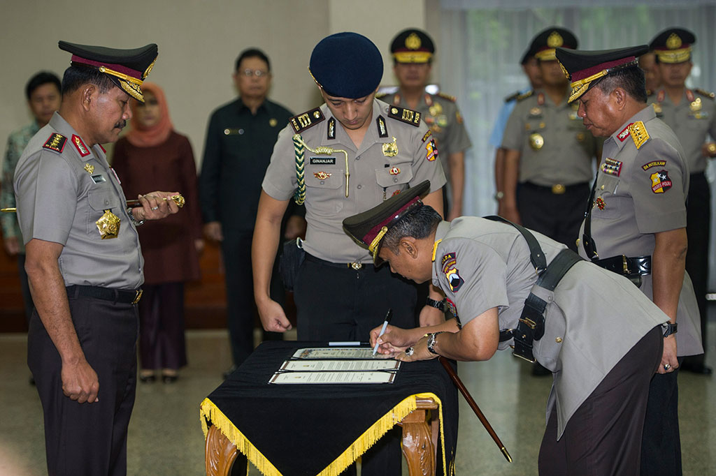 Kapolri Jenderal Badrodin Haiti (kiri) menyaksikan penandatanganan serah terima jabatan antara pejabat lama Kabaintelkam Polri Komjen Djoko Mukti Haryono (kanan) dengan pejabat baru Irjen Noer Ali (kedua kanan). 