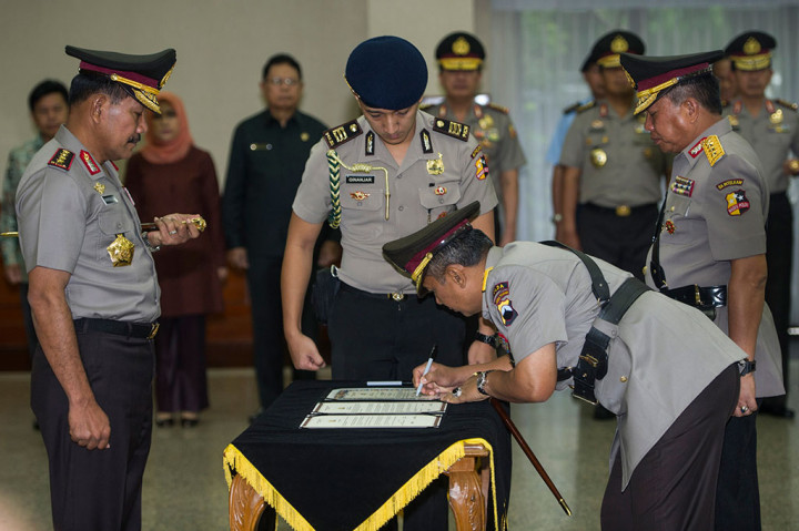 Kapolri Jenderal Badrodin Haiti (kiri) menyaksikan penandatanganan serah terima jabatan antara pejabat lama Kabaintelkam Polri Komjen Djoko Mukti Haryono (kanan) dengan pejabat baru Irjen Noer Ali (kedua kanan). 