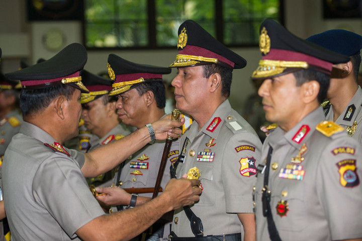 Kapolri Jenderal Badrodin Haiti (kiri) memasang lencana pangkat pada Brigjen Boy Rafli Amar (kedua kanan) selaku pejabat baru Kadivhumas Polri. 