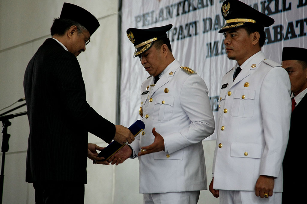 Gubernur Sulawesi Tenggara Nur Alam memberikan SK dari Mendagri ke Bupati Kabupaten Konawe Utara terpilih 2016 Ruksamin dan Raup. 