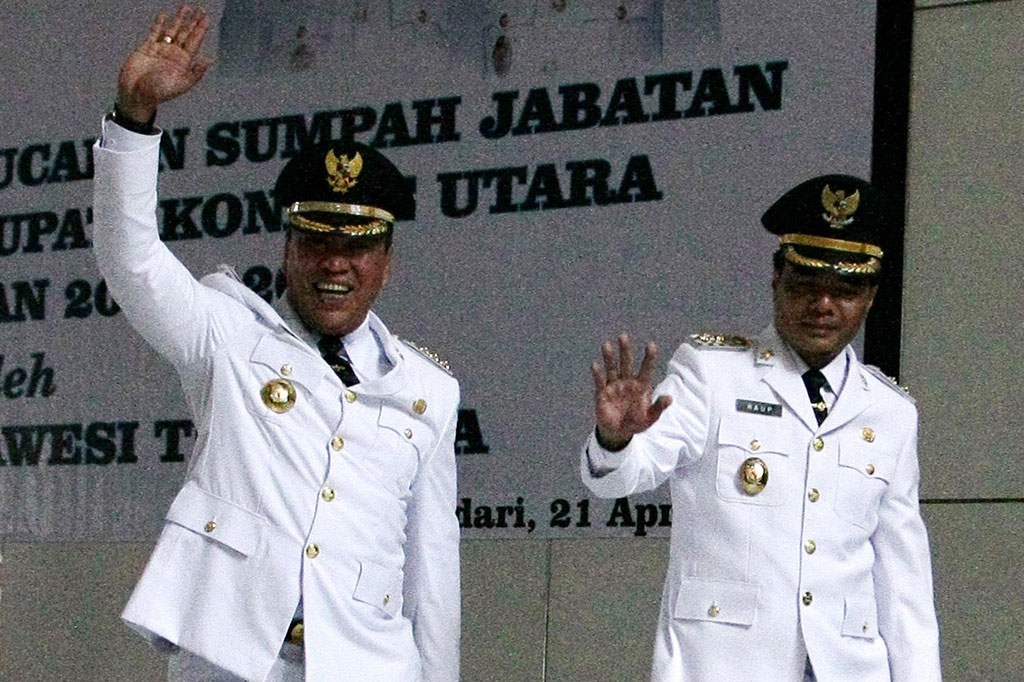 Bupati Kabupaten Konawe Utara terpilih 2016 Ruksamin (kiri) dan Wakilnya Raup melambai tangan usai dilantik. 