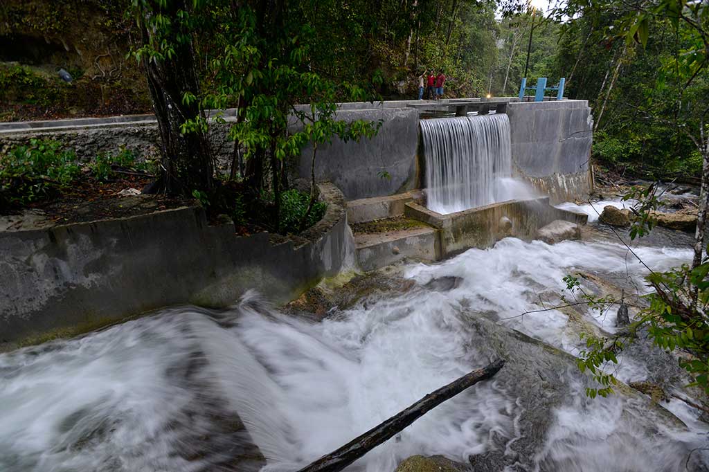Suasana Pembangkit Listrik Tenaga Mikro Hidro (PLTMH) di Kabupaten Maybrat, Papua Barat.