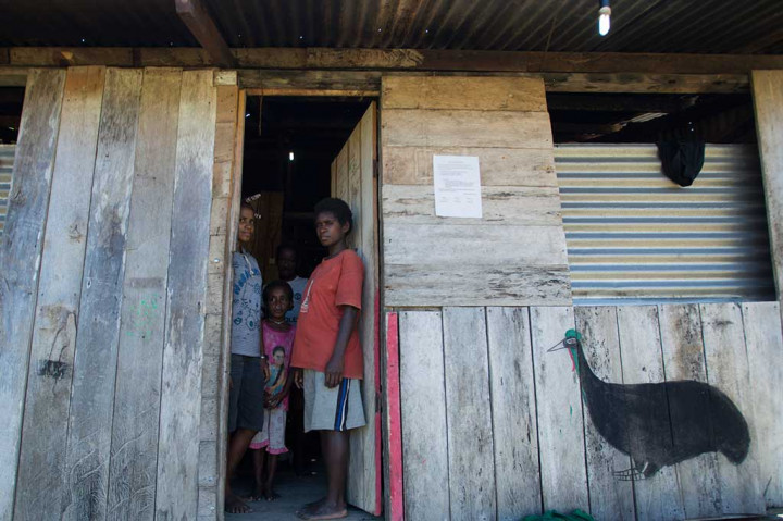 Warga Desa Sosyan Maybrat Nikmati Listrik Tenaga Mikro Hidro
