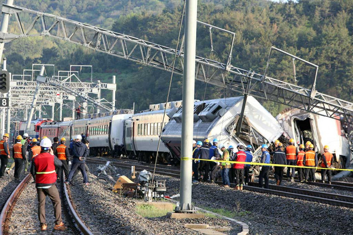 Sebuah Kereta Penumpang Tergelincir, Masinis Tewas