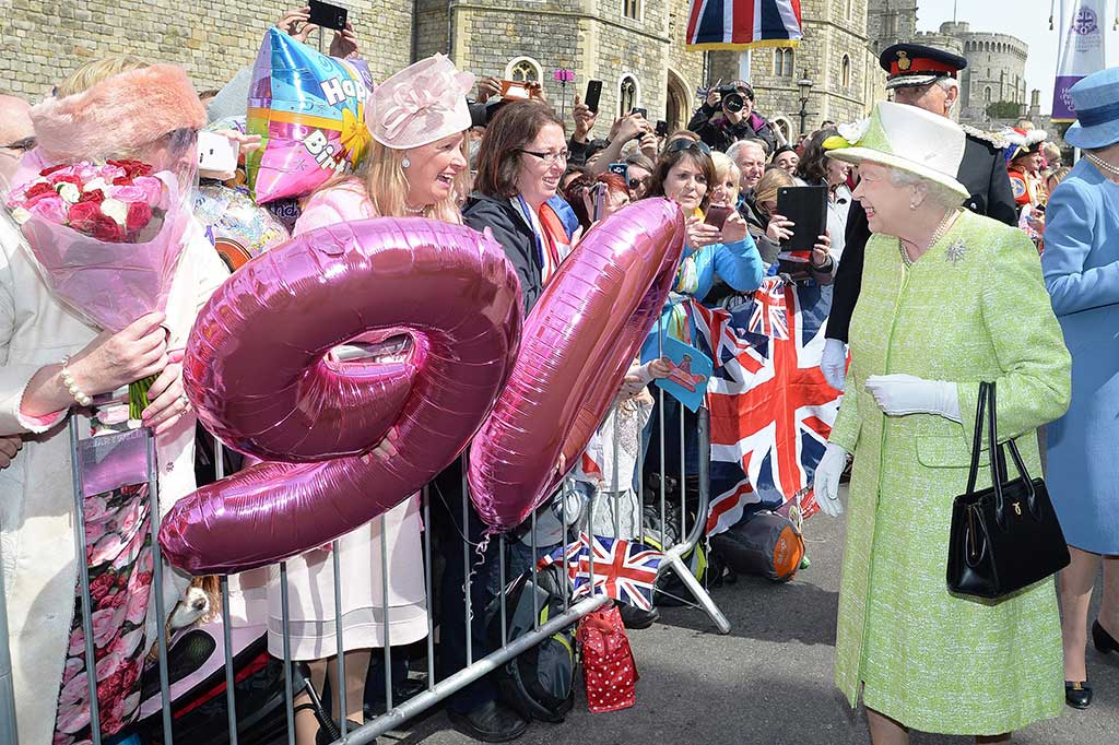 Ibu empat anak tersebut mengalahkan rekor menjadi raja terlama memerintah Inggris melewati nenek buyutnya, Ratu Victoria, yang memerintah selama 63 tahun.